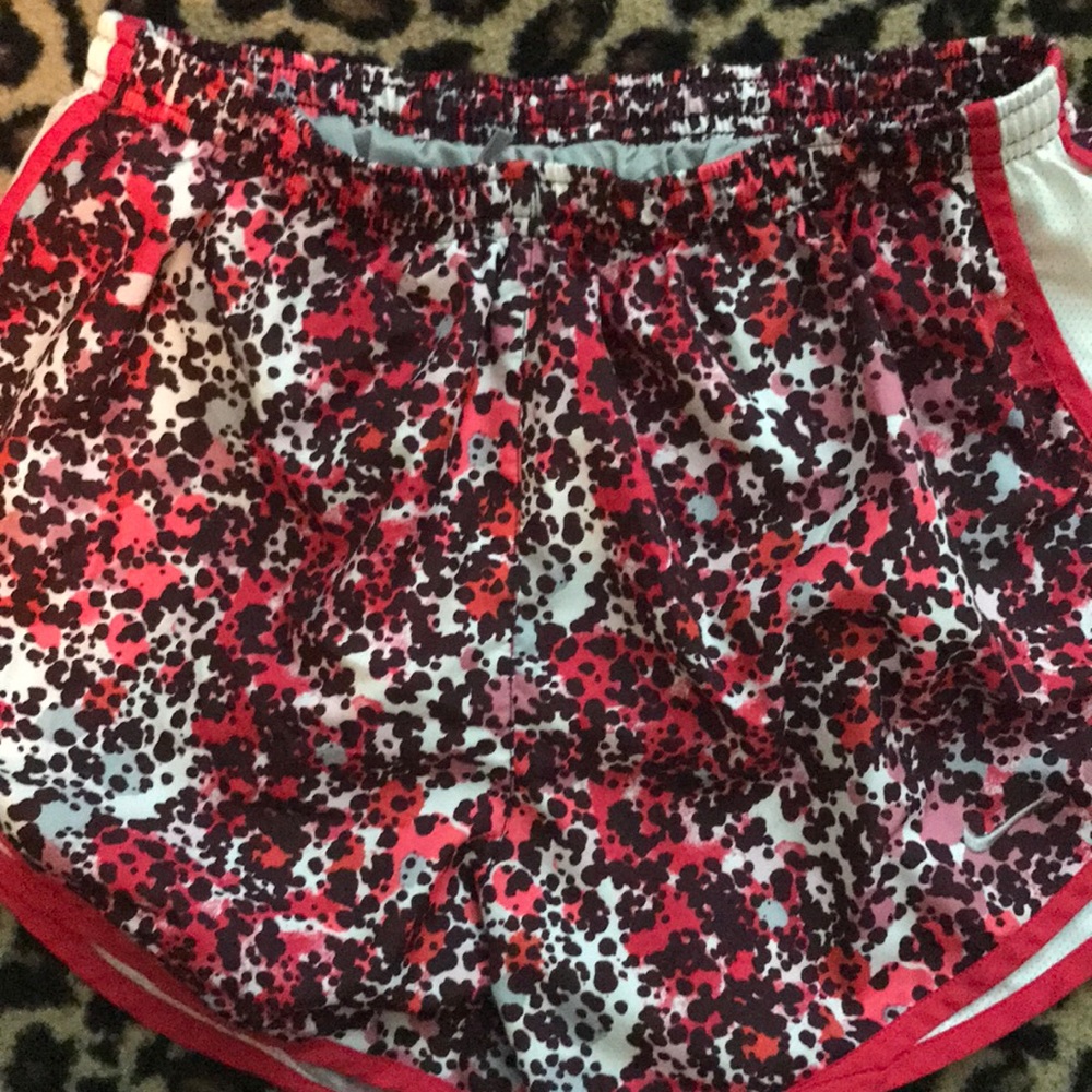 M Nike shorts (lightly worn)